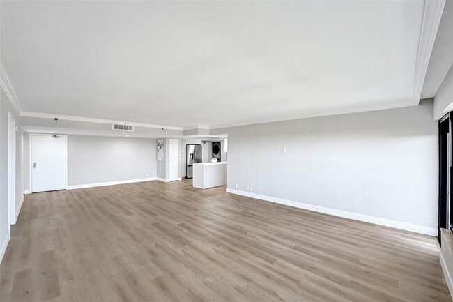 Building Photo - 3200 Port Royale Dr N