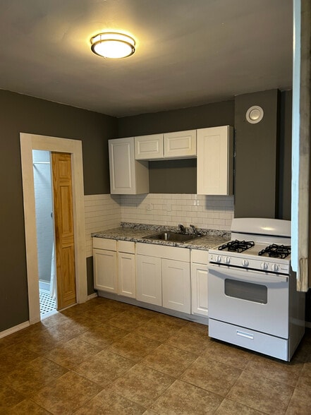 Primary Photo - 1518 Meylert Ave