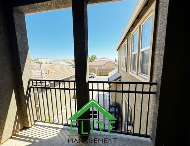 Building Photo - **SOLAR PANELS AND FORMER MODEL HOME!!**