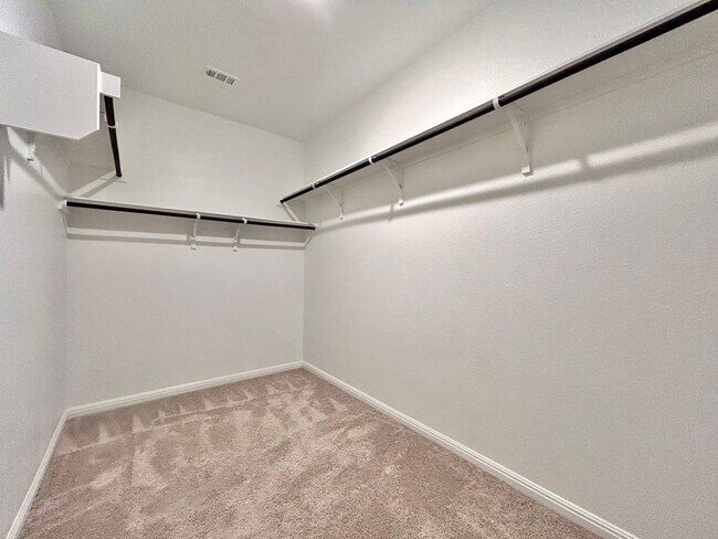 Building Photo - Stunning 4-Bed + Office Home in Lagos Community!