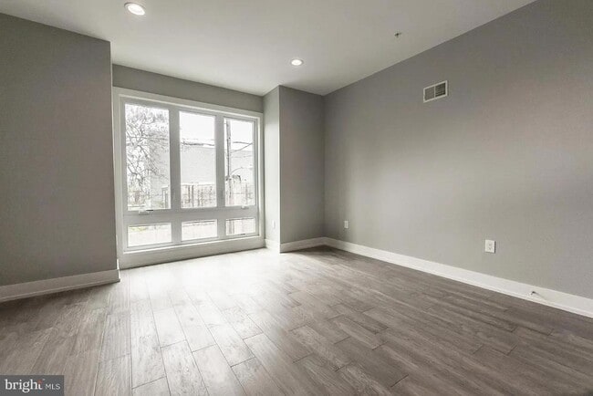 Building Photo - 2055 Tasker St