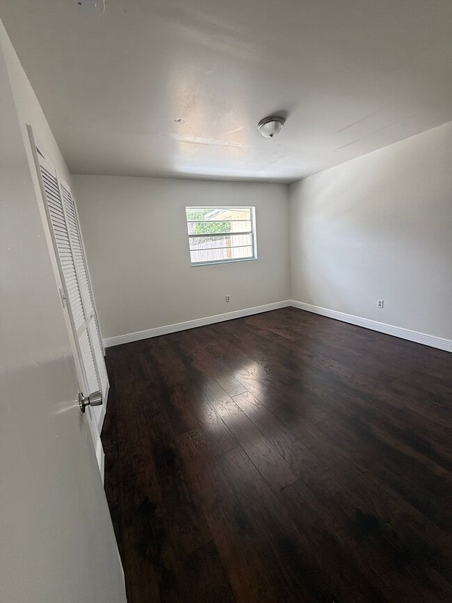 Building Photo - Triplex centrally located in Fort Pierce