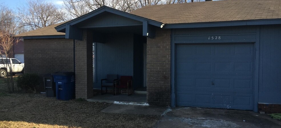 Building Photo - 1528 E 66th Pl