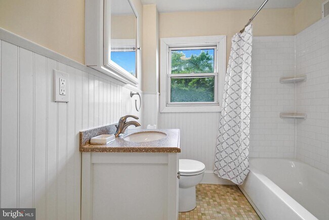 Building Photo - 111 W Sylvan Ave