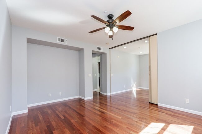 Building Photo - 3 Bed / 2.5 Bath beautiful end unit townhome with tons of upgrades. YouTube Tour!!