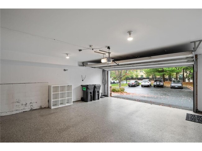 Building Photo - 517 River St