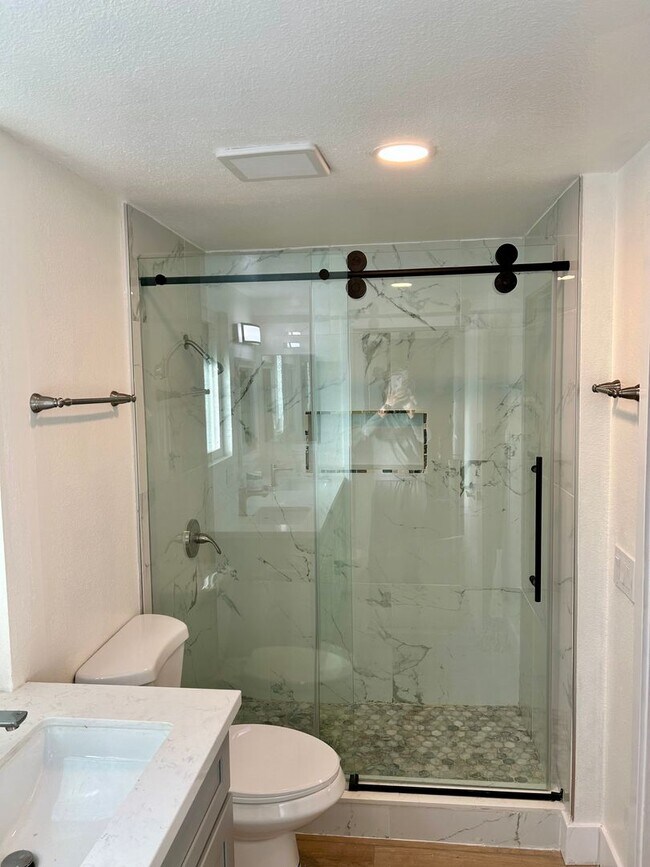 Building Photo - Beautiful finishes, MUST SEE! Renovated 1 bedroom condo in La Jolla Park Villas! Includes 1 COVER...