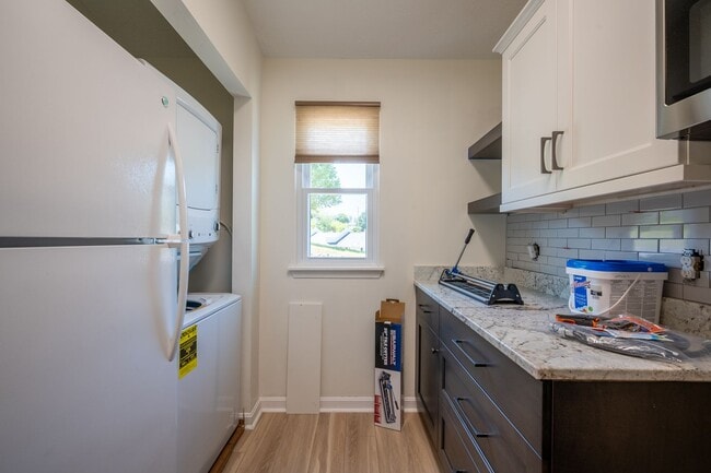 Building Photo - 2 Bed, 2 Bath Renovated Townhouse – Single-Level Living – $1,800/month