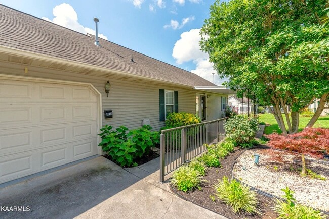 Building Photo - Maryville 37804 - 3 bedroom 2.5 bath - call Adam Sharp 865-254-0980