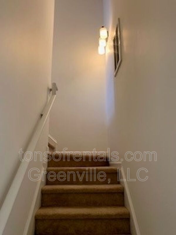 Building Photo - 205 Silver Hawk Dr