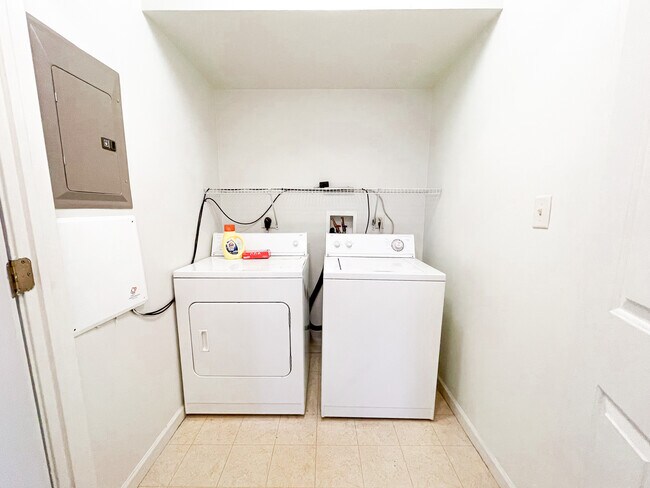 Building Photo - 222 Stonemill Rd