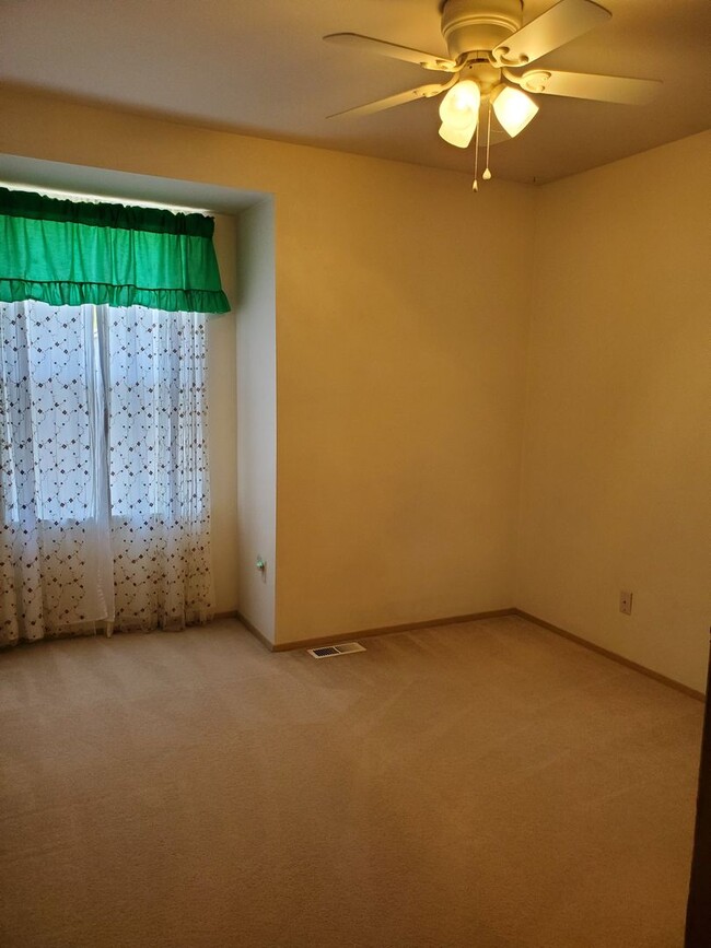 Building Photo - Great 3 bedroom home available now!