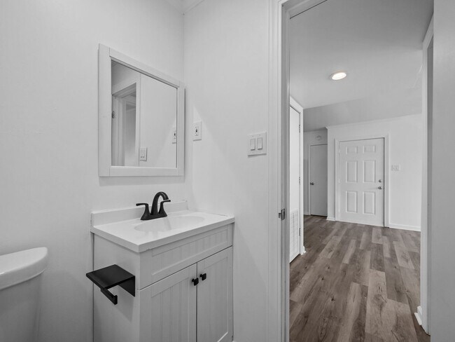 Building Photo - Ravenwood Apartments!!