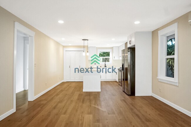 Building Photo - BEAUTIFUL FULLY RENOVATED 2 BED 1 BATH FOR RENT – PRIME WEST SEATTLE LOCATION