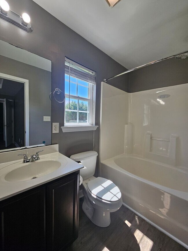 Building Photo - 3 Bed, 2 Bath Home In Woodbury Farm!