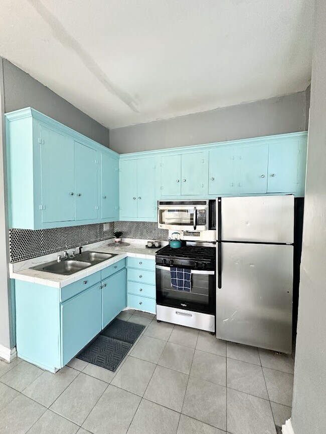 Building Photo - 130 5th Ave