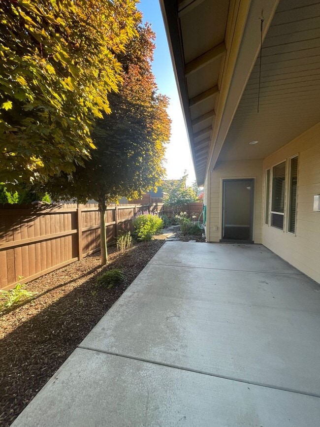 Building Photo - Beautiful Home with lots of upgrades