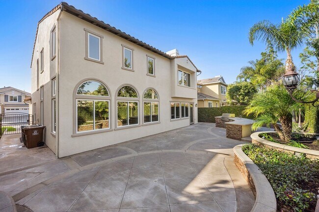 Building Photo - 2556 Pearblossom St