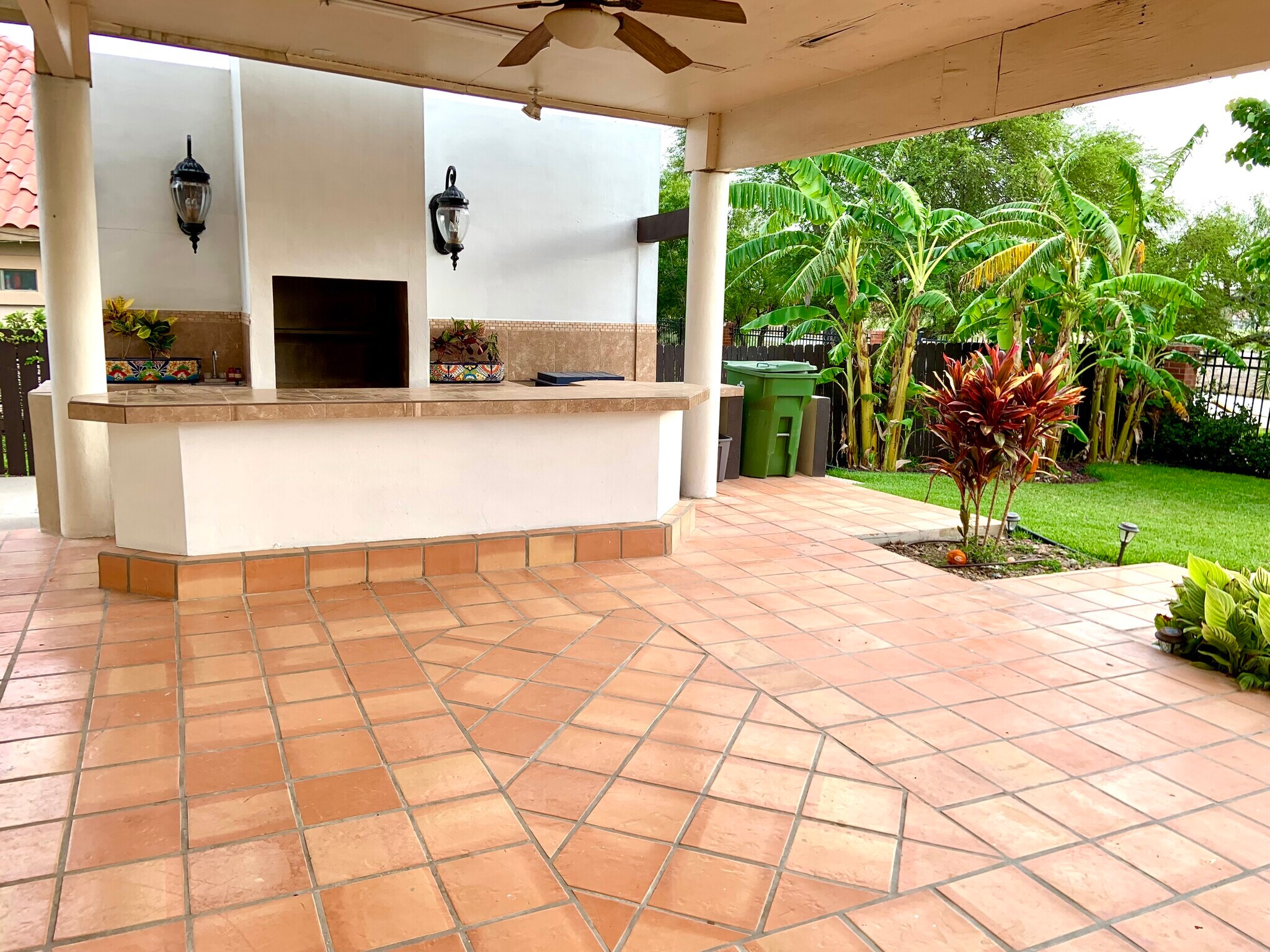 Chimney/ BBQ and Bar - 2602 Deer Trl