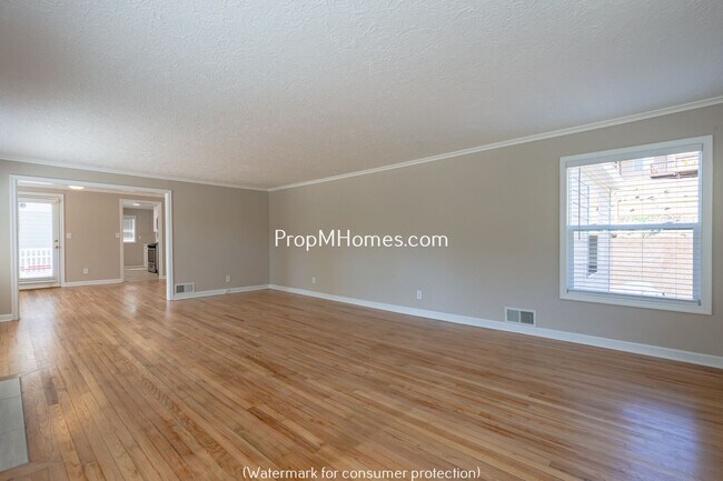 Building Photo - Updated Three Bedroom Home in Milwaukie - Large Fenced Yard! DEPOSIT SPECIAL