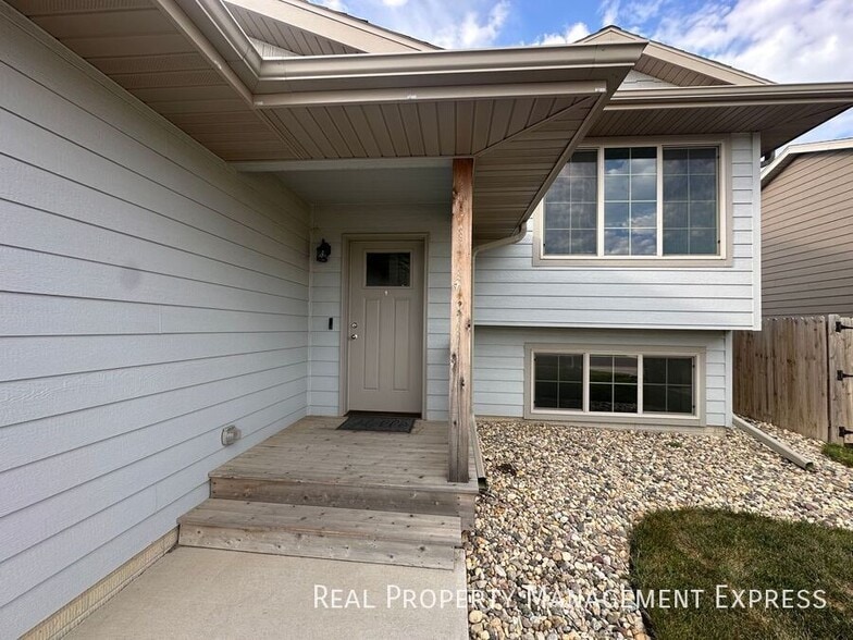 Building Photo - 4 Bedroom 3 Bathroom Home for Rent