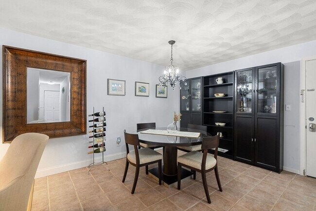 Building Photo - 7 Greenbriar Dr