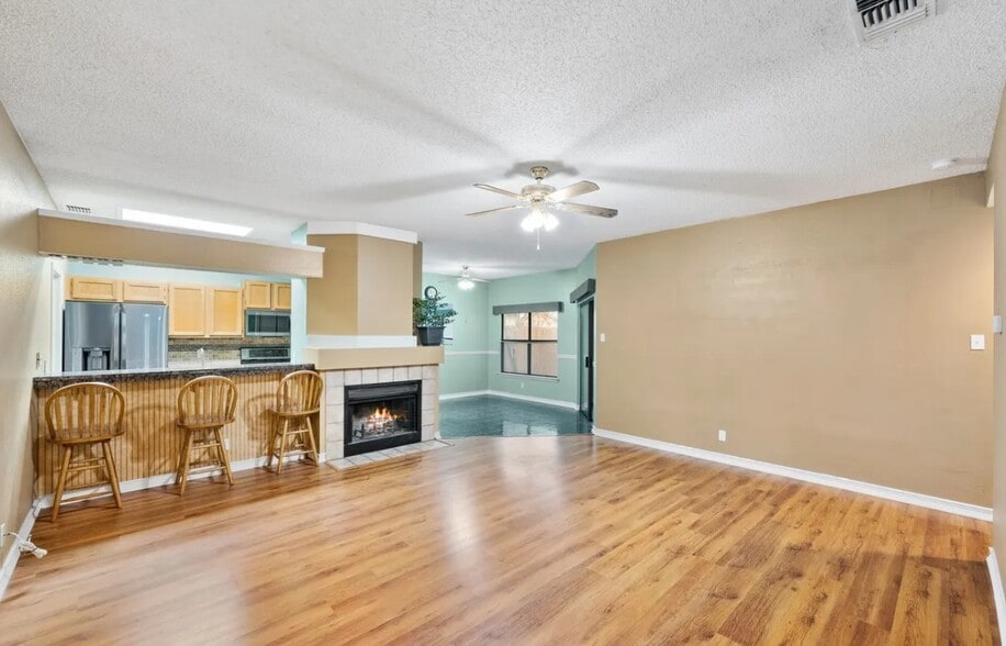 Building Photo - 9135 Deer Vlg