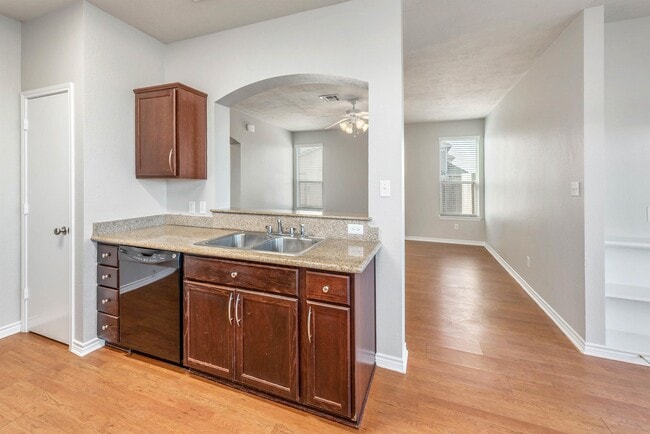 Building Photo - 2939 McLaren Dr