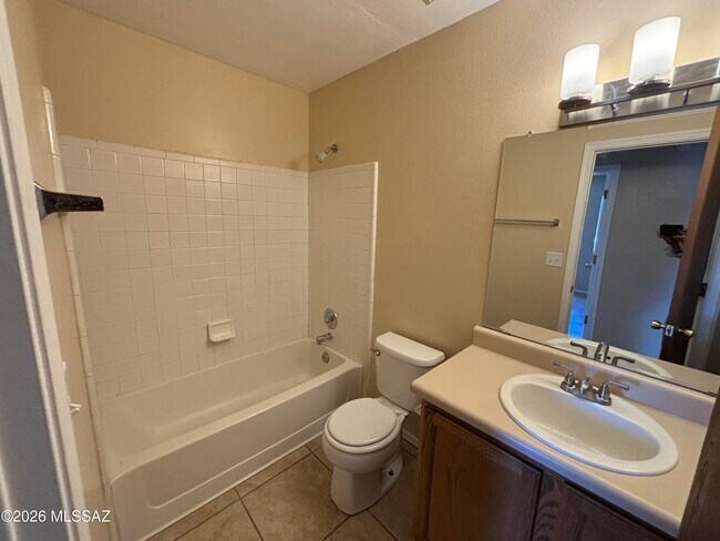 Building Photo - 1725 W Sauvignon Dr