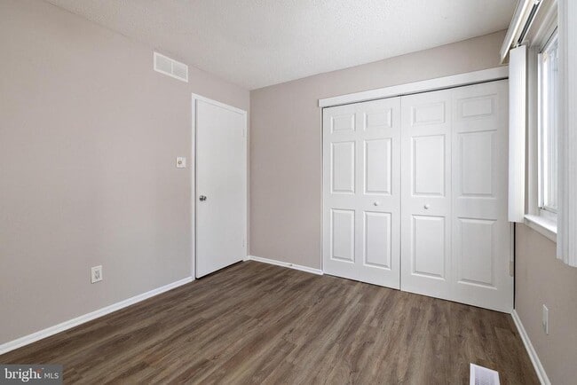 Building Photo - 211 Woodhollow Dr