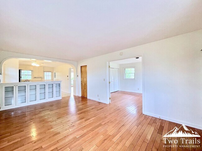 Building Photo - CHARMING 2/1.5 NEAR DOWNTOWN - WALKING DISTANCE TO PARDEE