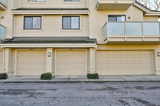 Building Photo - Update and Move-In Ready, 2BD/2BA, End-Unit Upper-Level Condo in Fostoria Terrace- DANVILLE