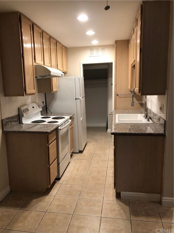 Kitchen - 339 S Catalina Ave