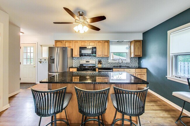 Building Photo - 1304 N Mitchell Ave