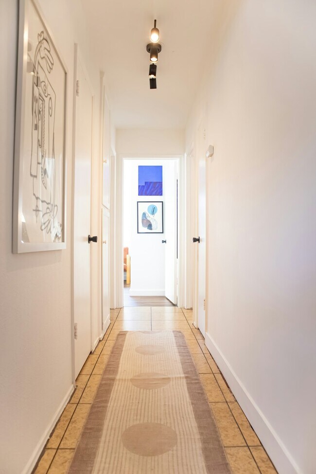 Building Photo - 565 Madrona St