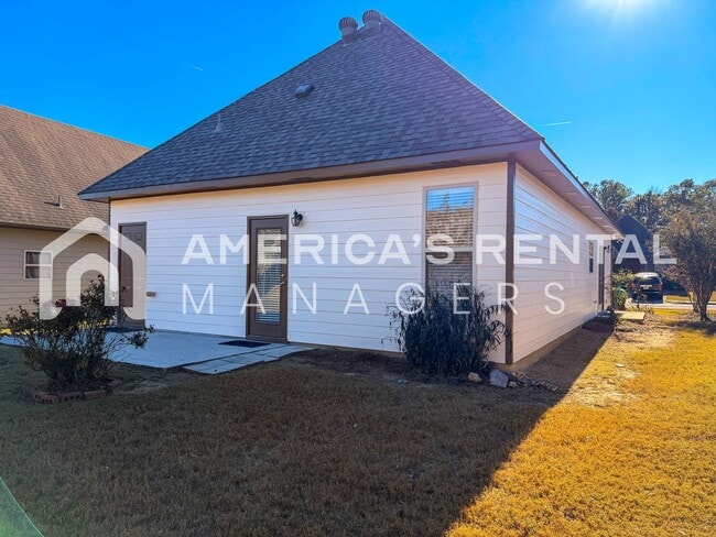 Building Photo - Modern One-Level Living with Pool and Club...