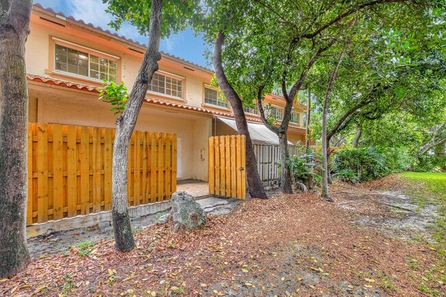 Building Photo - 3055 Riverside Dr