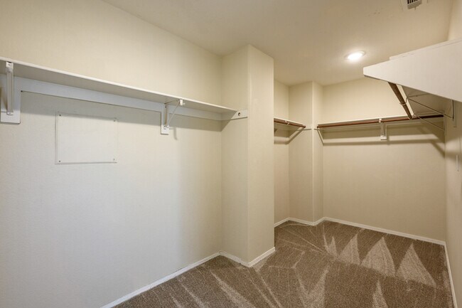 Building Photo - Ideal for Large Families – 6BR/4BA Eastval...