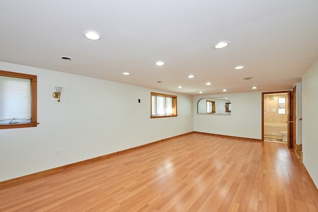 Building Photo - 8418 W Crain St