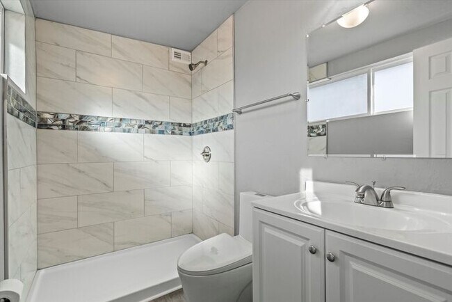 Building Photo - Great Eastside Home!