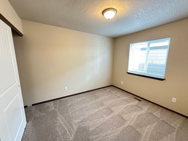 Building Photo - 3/2 Radiant Lake Home