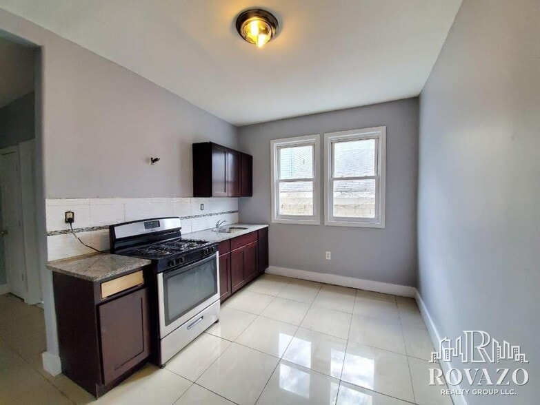 Building Photo - 356 Wainwright St