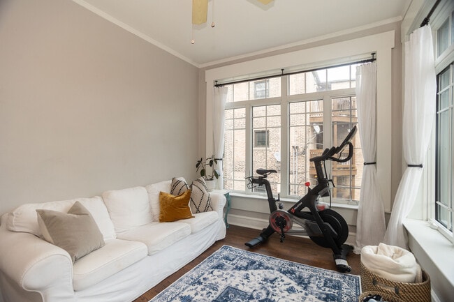 Building Photo - 901 W Ainslie St