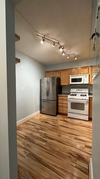 Kitchen - 1500 Worcester Rd