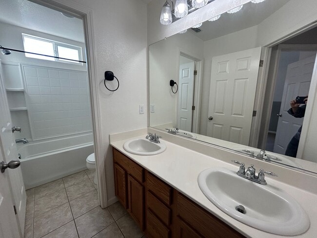 Building Photo - 212 Riverbend Ln