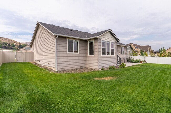 Building Photo - 3-bedroom, 2-bathroom home featuring an op...