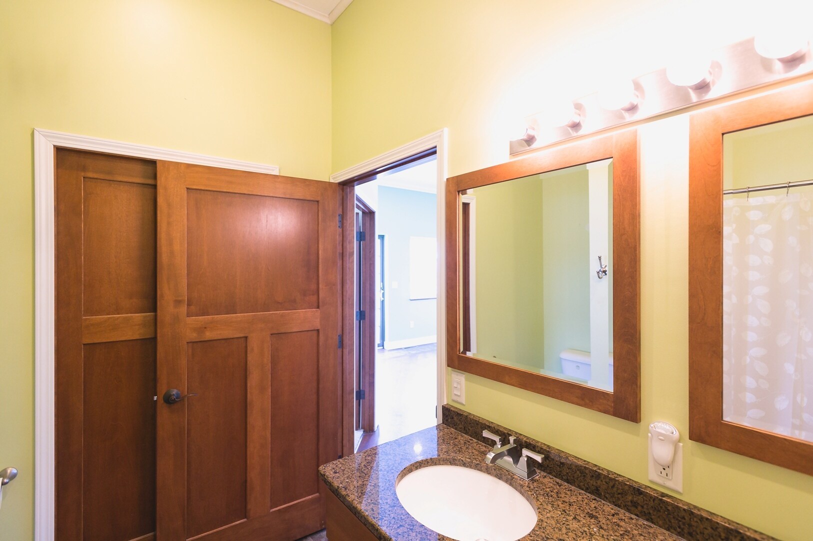 Building Photo - 208 E Montezuma Ave