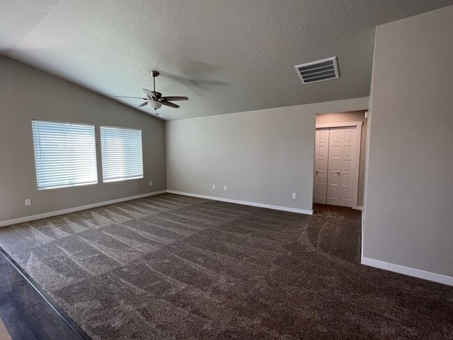 Building Photo - Newer 3 bed 2 bath with a home office just...