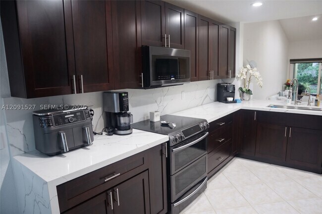 Building Photo - 1575 Zenith Way