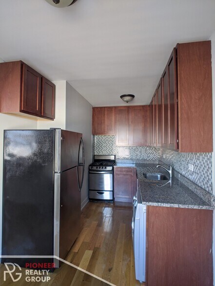 Building Photo - 560 W Arlington